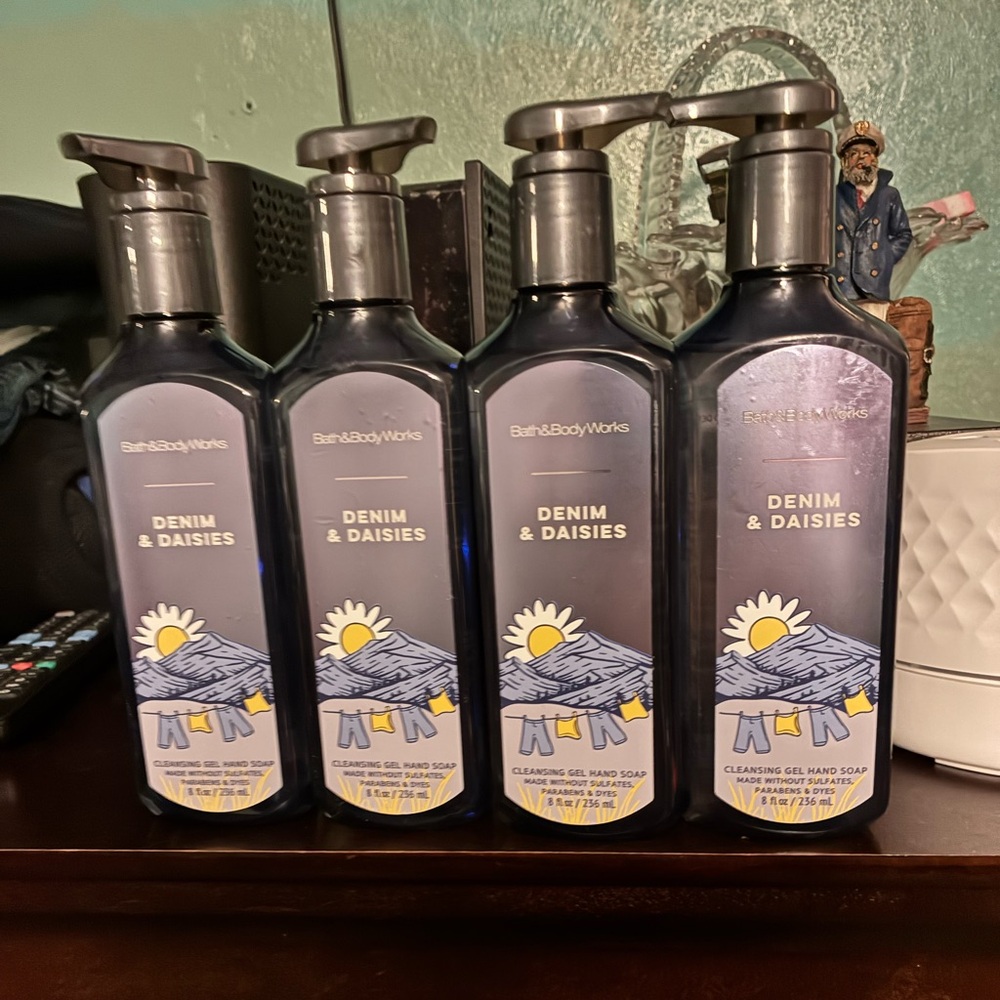 NWT Bath & Body Works Denim & Daisies Cleansing Gel Hand Soap (4) - Picture 1 of 4